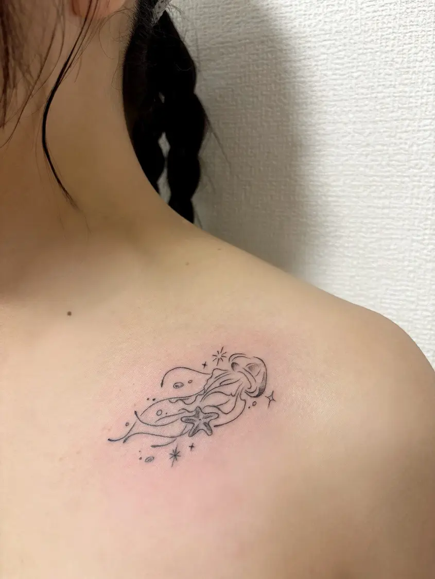 鎖骨に彫られたクラゲとヒトデのタトゥー
